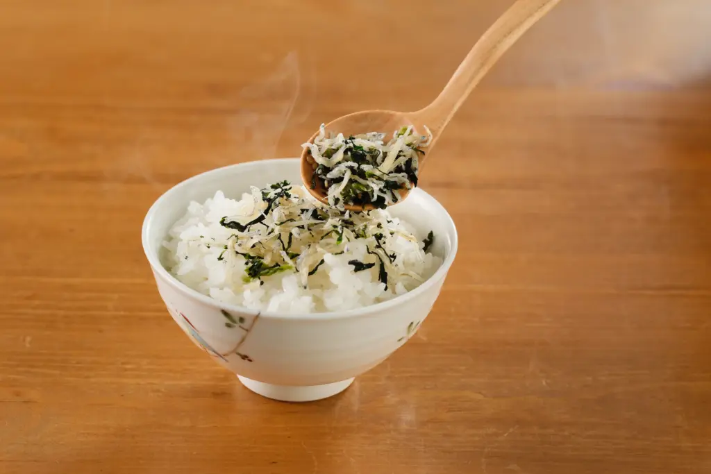 ご飯に乗せるちりめんじゃこ