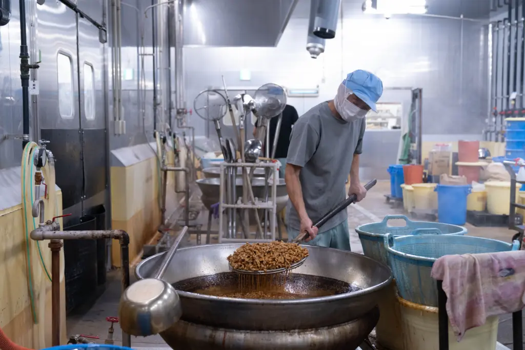 ちりめんを掬う男性